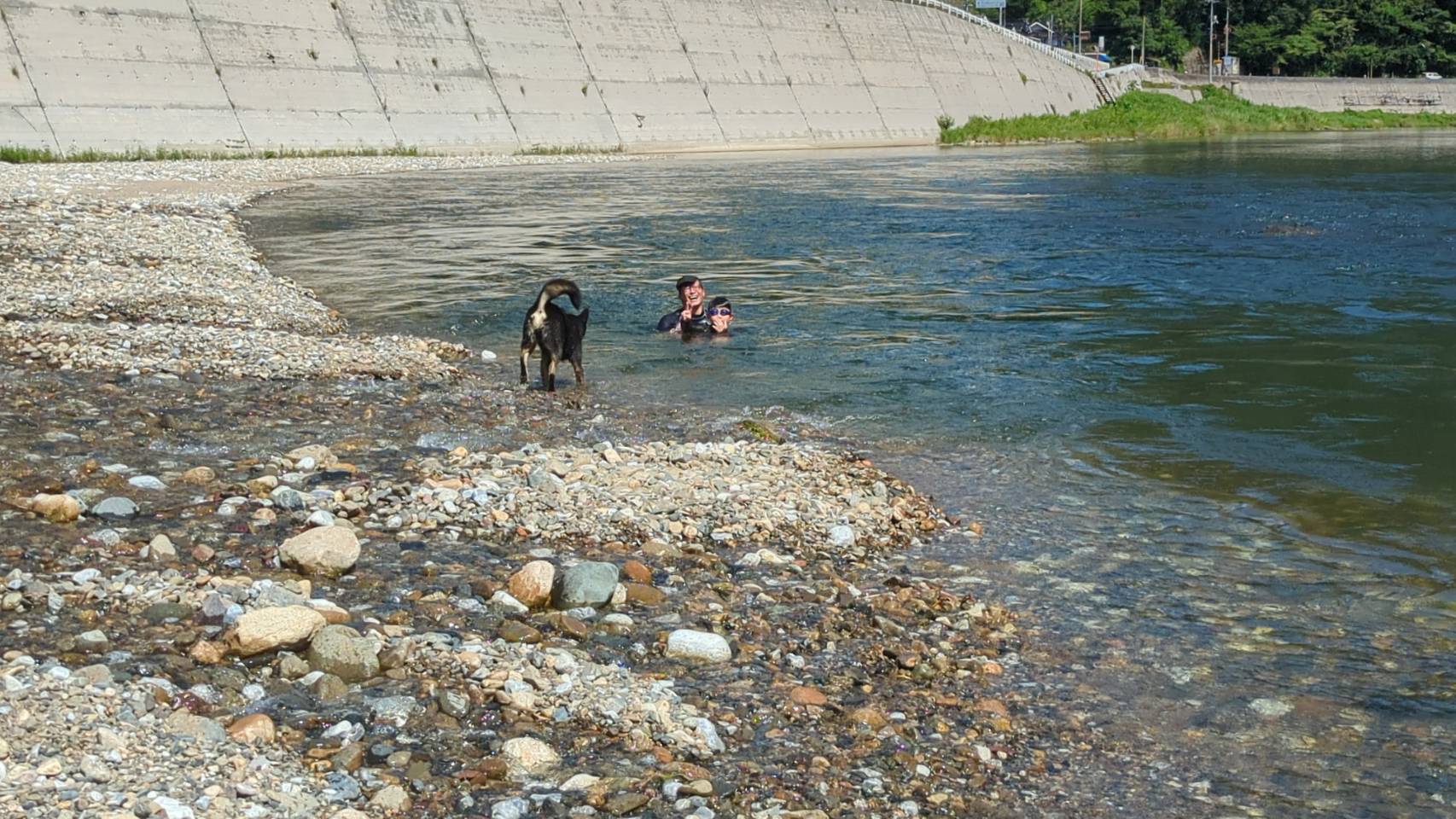 ～　子供が夏休みに入り、高梁川で川遊び　～